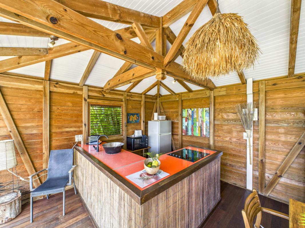 15.Location Villa piscine Deshaies Guadeloupe_Cuisine vue mer